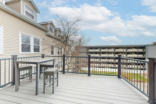 353 E 8th St Unit 3