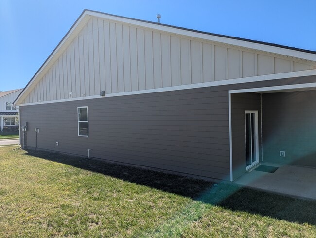 Photo - 1017 Midpoint Ln