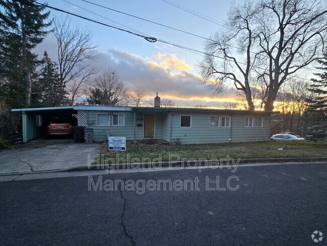 Building Photo - 1205 NE McGee St Rental