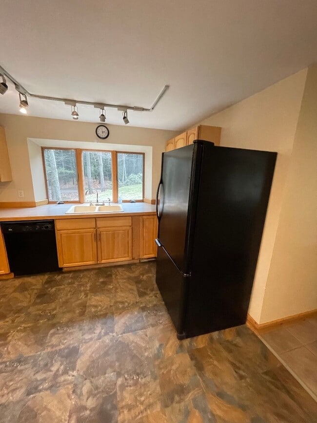 Photo - 283 N Valley Rd