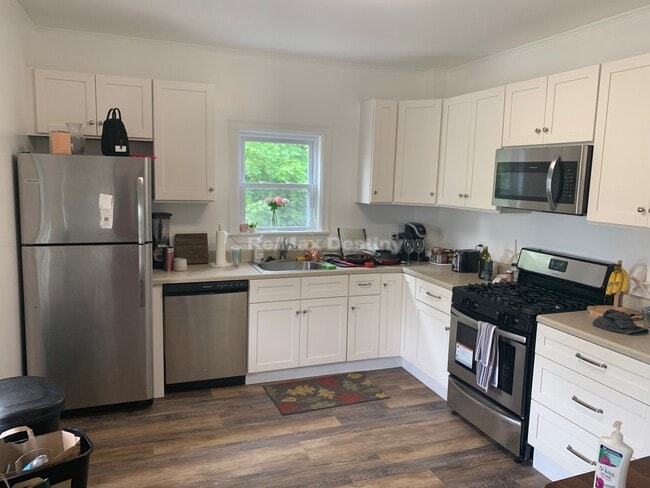 Building Photo - 5 Day St Unit 5 Day Street