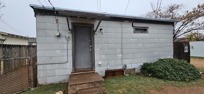 Building Photo - 2619 Delano Ave