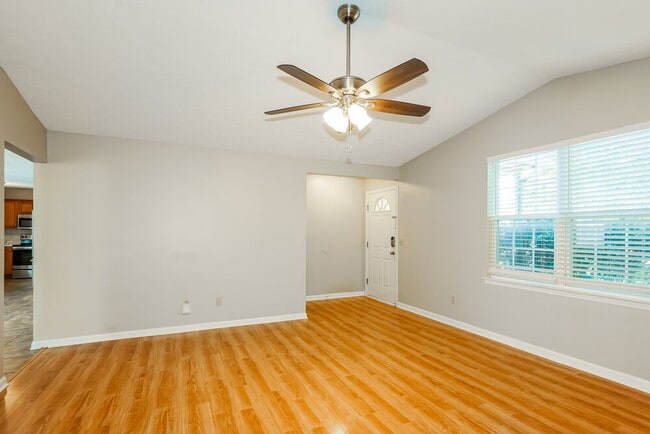 Photo - 106 Bradford Cir