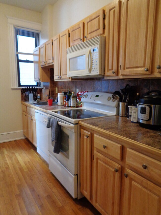 Building Photo - 39 Carlton St Unit 3 Rental