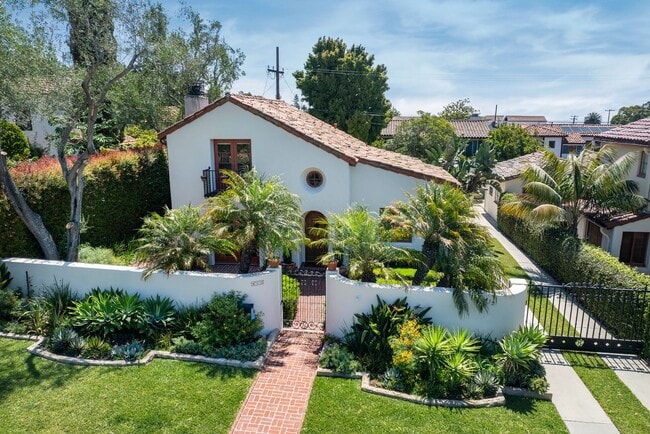 Building Photo - Iconic Upper East Setting with Front-Row Views of the Mission!