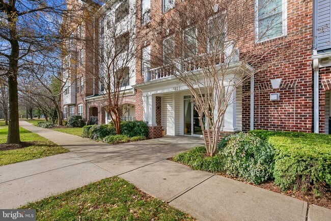 Building Photo - 5801 Clipper Ln Unit 204