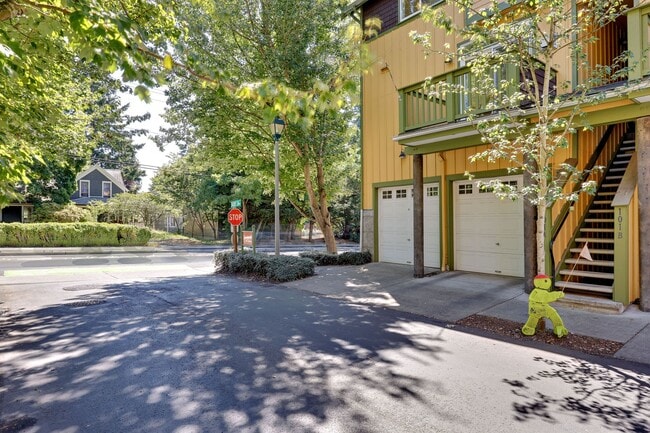 Building Photo - Courtyards Condominium unit in Town