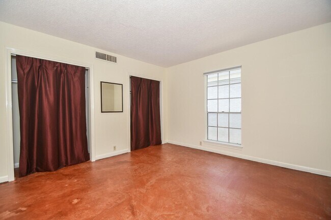 Building Photo - 2601 Bellefontaine Unit C218
