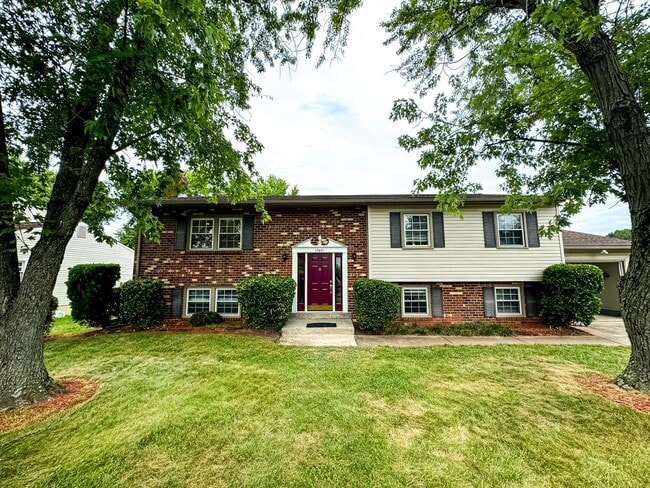 Building Photo - Spacious 5 Bed 3 Bath Home Walking Distanc...