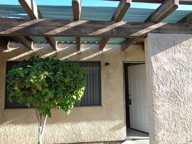 Building Photo - COMING SOON!! 2 Bed 1 Bath Apartment in Ca... Unit A