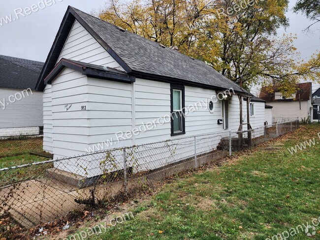 Building Photo - 2 Bedroom / 1 Bathroom Home