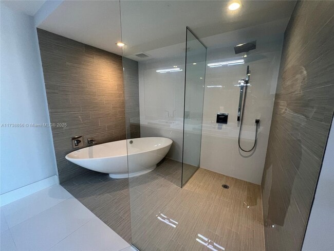 Building Photo - 300 Sunny Isles Blvd Unit 4-1805 Rental