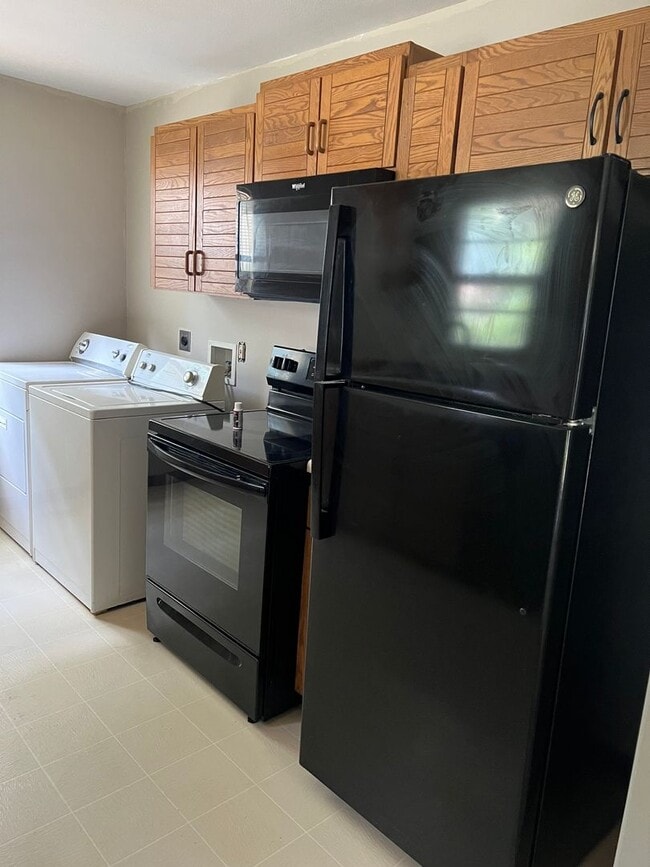 Photo - 3 bedroom/2 bath house close to KU with washer/dryer