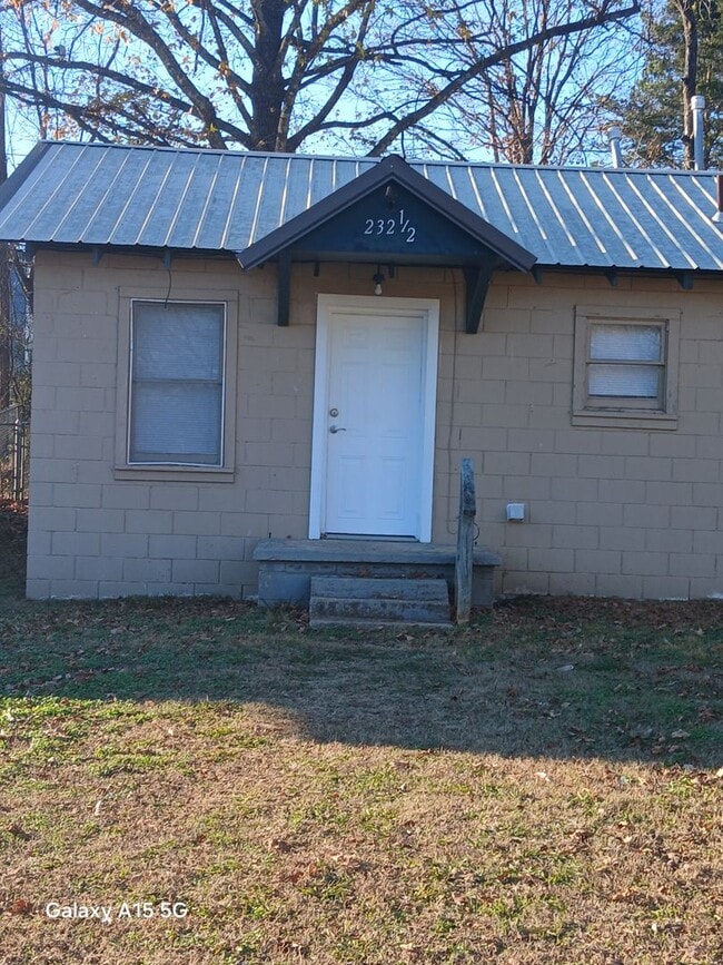 Building Photo - 232 1/2 and 232 Wilson Unit 232 1/2