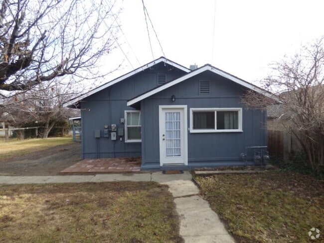 Building Photo - 2 Bedroom/1 Bath Cute House/Duplex