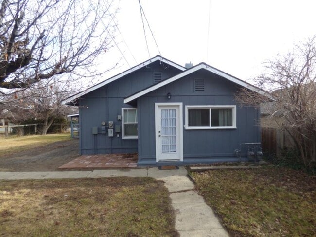 2 Bedroom/1 Bath Cute House/Duplex - 2 Bedroom/1 Bath Cute House/Duplex