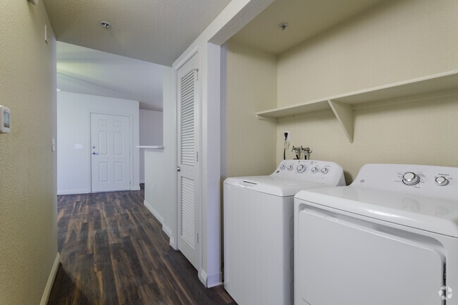3BR, 2BA 1,078 SF