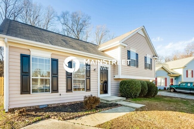 Photo - 4 Bedroom Pet-Friendly Home in Charlotte, NC with Main Street Renewal