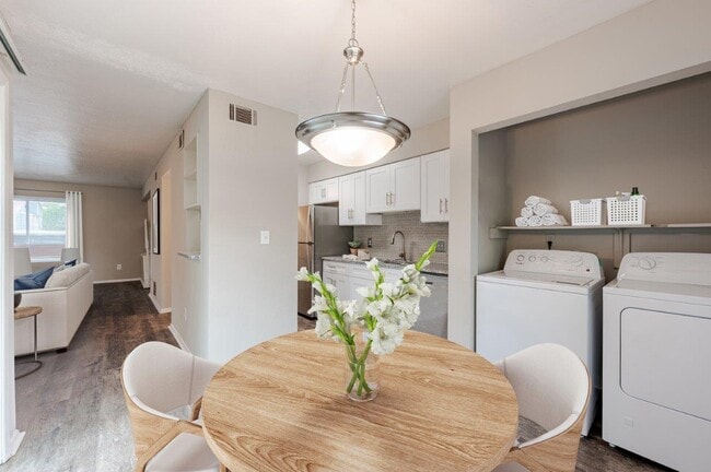 Lakeshore Reserve Off 86th Apartments and Townhomes
