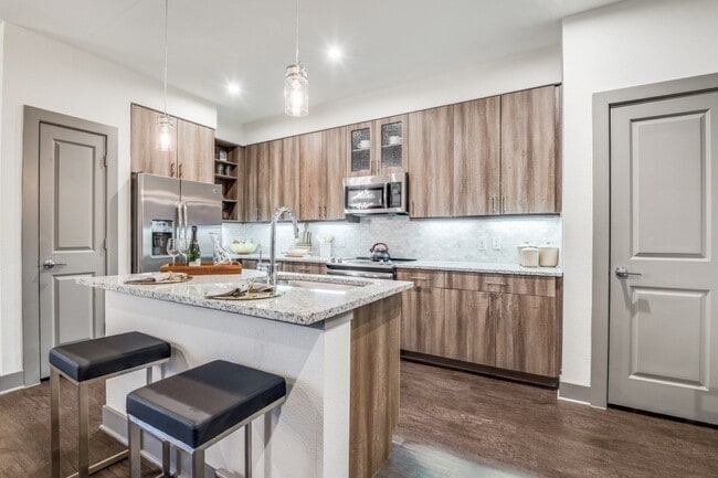 Building Photo - LTD West Commerce