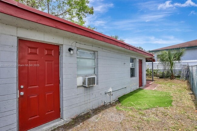 Building Photo - 2701 NW 18th Ter Unit A