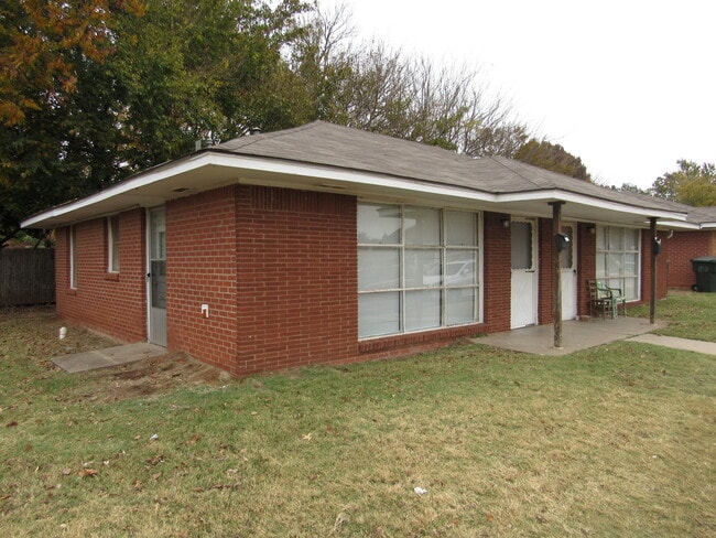 Building Photo - (2) Bed/(1) Bath Duplex! Great Campus Loca...