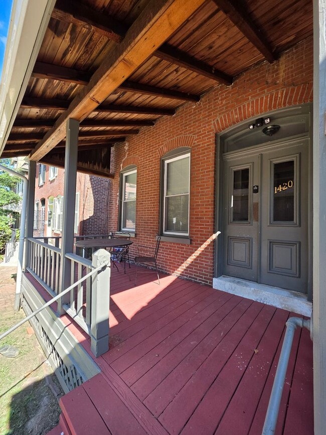 Building Photo - 1420 N Van Buren St Unit 1 Rental