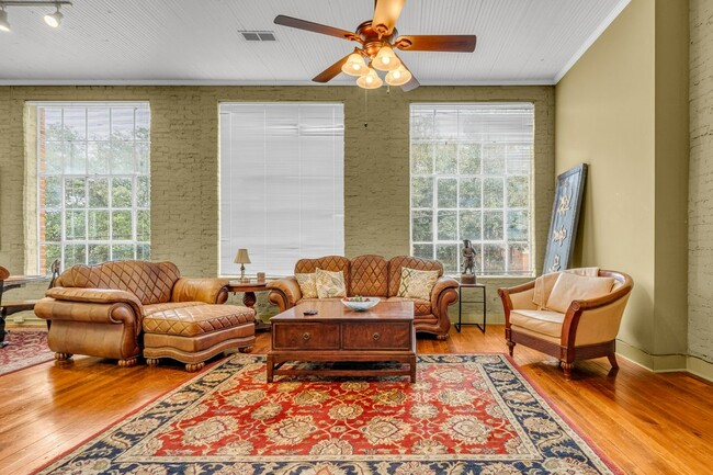 Photo - 515 College St