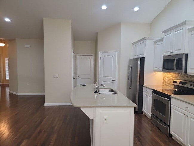Single-Level Home with 2 Bedrooms & Den in... - Single-Level Home with 2 Bedrooms & Den in...