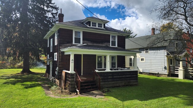 Building Photo - Single Family Home; Three Bedroom