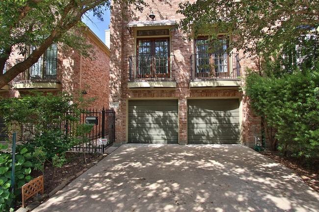 Vista de la calle, entrada de vehículos - 5012 Blossom St