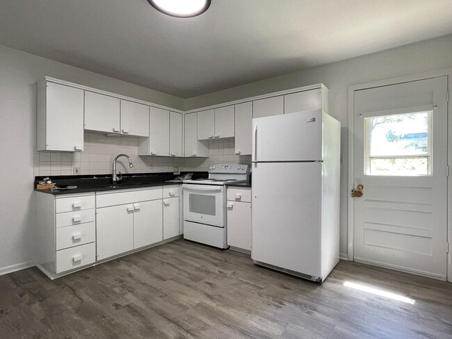 Photo - {10105} Charming 2 bedroom + 1 car garage + updated bathroom