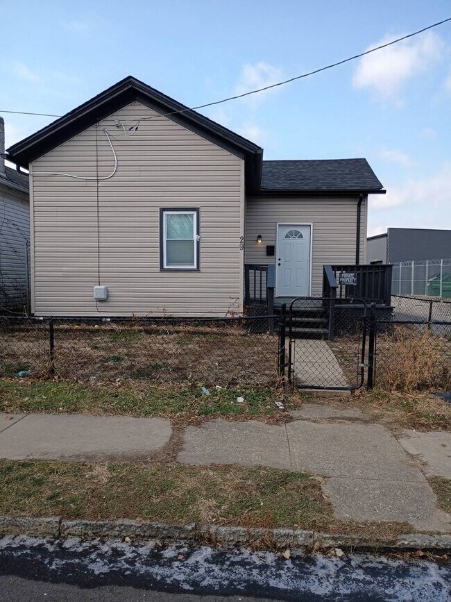 Building Photo - Charming 3 - Bedroom Property in Prime Location