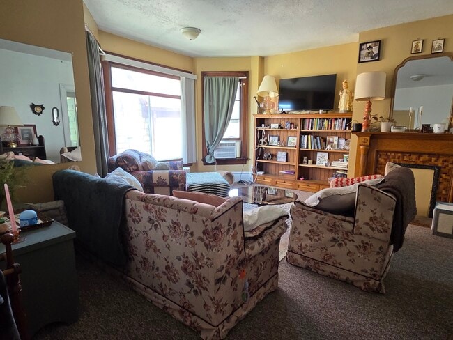 Building Photo - 165 W Broadway St Unit 2