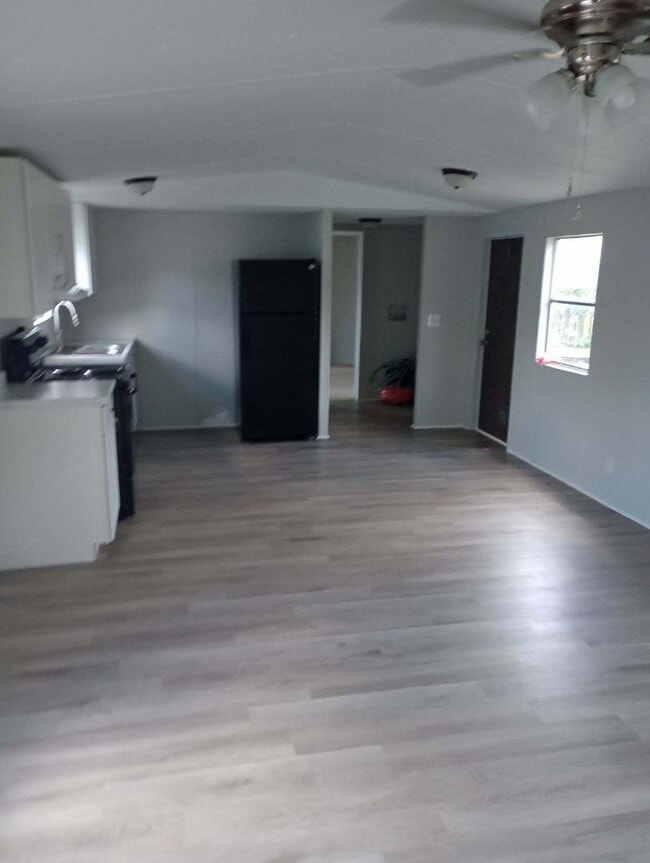 Photo - 675 Airport Rd