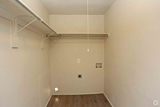 2BR,2BA - #206 - CLOSET/LAUNDRY HOOK UPS - Green House