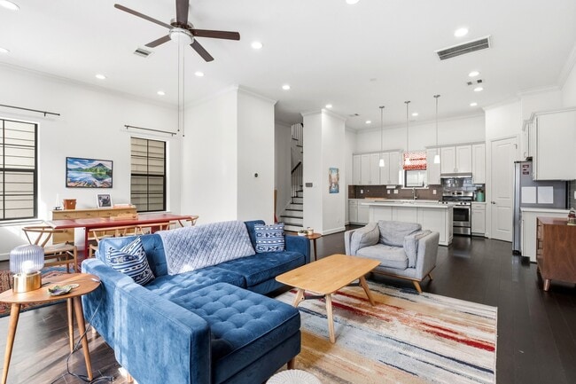 Photo - 904 W 18th St