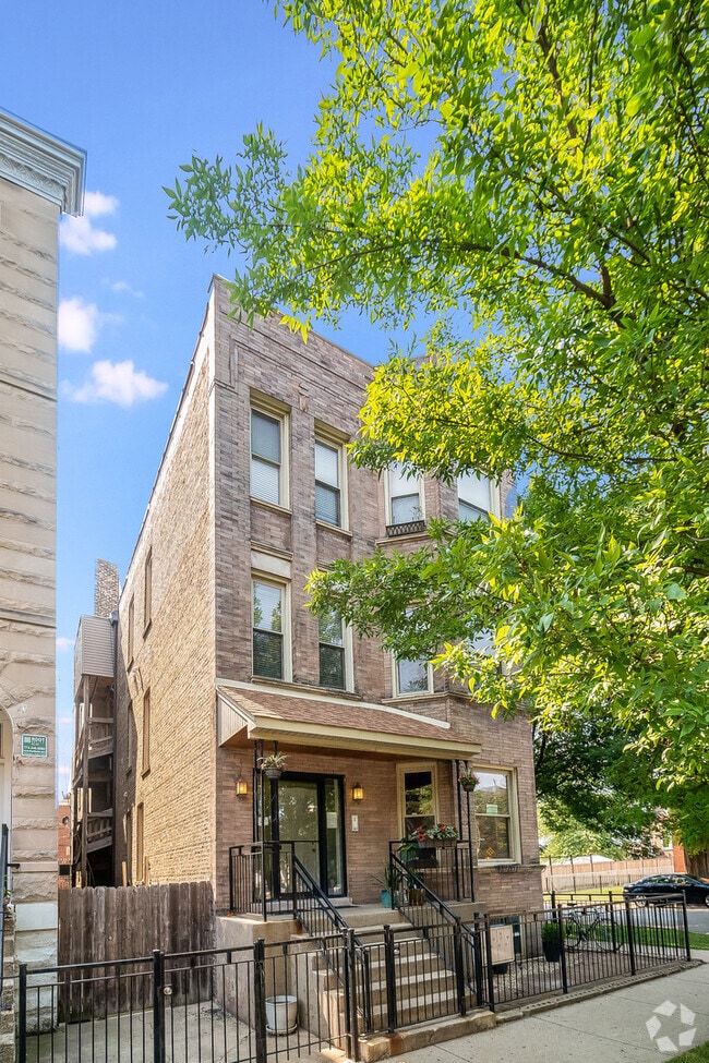 Building Photo - 1224 N Washtenaw Ave Unit 2 Rental