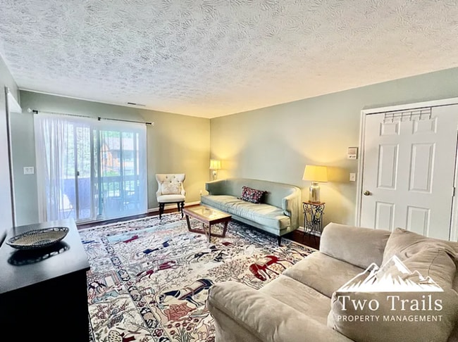 Photo - CHARMING UPSTAIRS CONDO IN HENDERSONVILLE