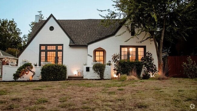 Building Photo - Stylish & Fully Furnished Home in the Hear...