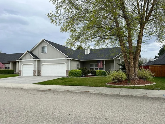 Building Photo - 2244 Hickory Wy N