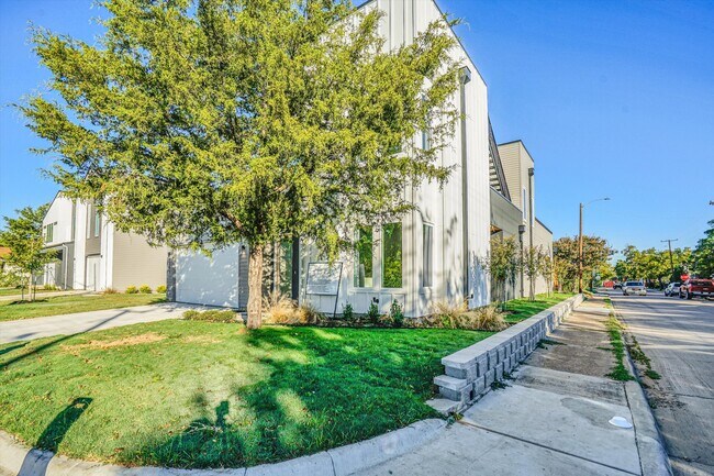 Photo - 1703 Nomas St