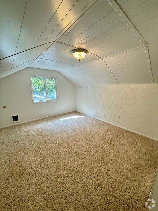 Building Photo - 3 bed 1 one bath house with yard