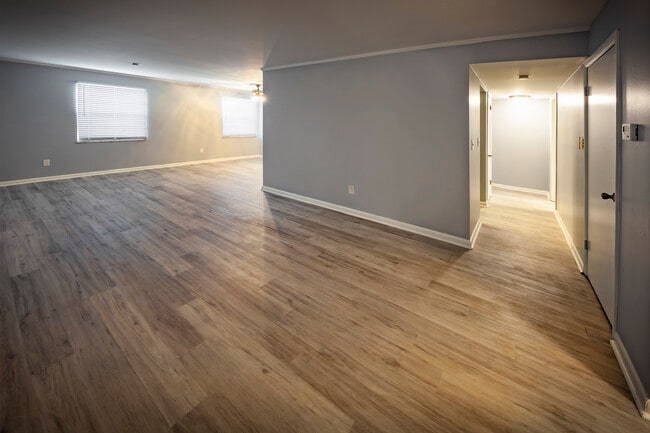 Photo - Williamsburg Square