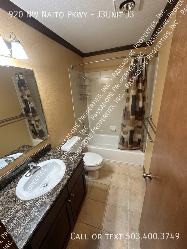 Photo - 920 NW Naito Pkwy