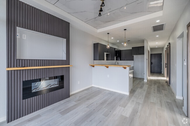 2 habitaciones, 2 baños - 972 pies cuadrados - B5 - Unidad de esquina - Sala de estar y cocina - The Tulsan at Midtown