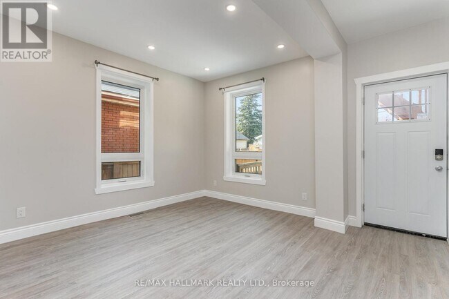 Photo - 291 Emerald St N