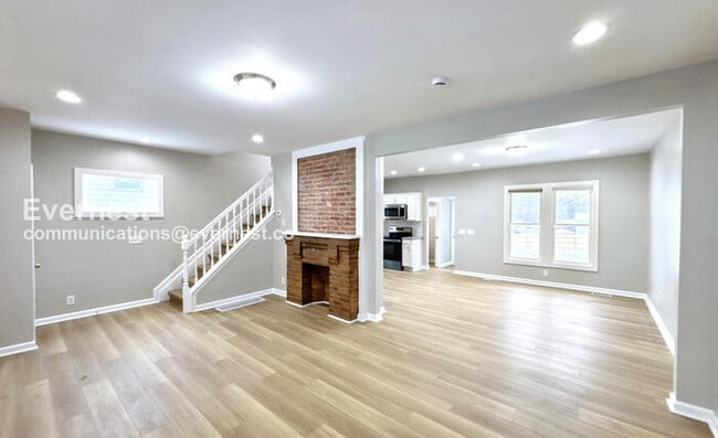 Photo - 2432 Steele Ave