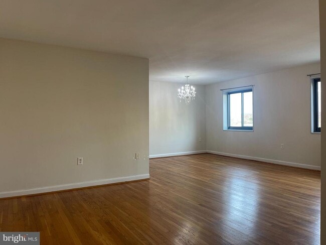 Building Photo - 1200 S Arlington Ridge Rd Unit 607