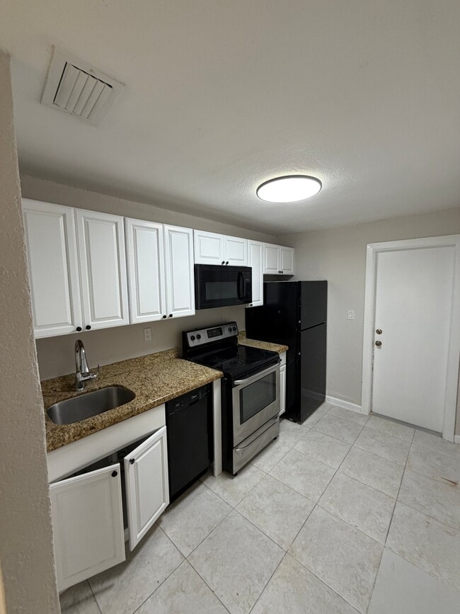 Building Photo - 700 SW 15th Ave